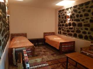Отели типа «постель и завтрак» Old Tatev B&B Татев Просторный двухместный номер с 2 отдельными кроватями-4